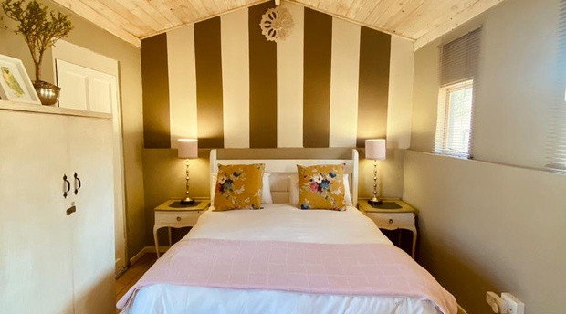 Pygmy Cottage 2 sleeper, self catering loft bedroom, river views